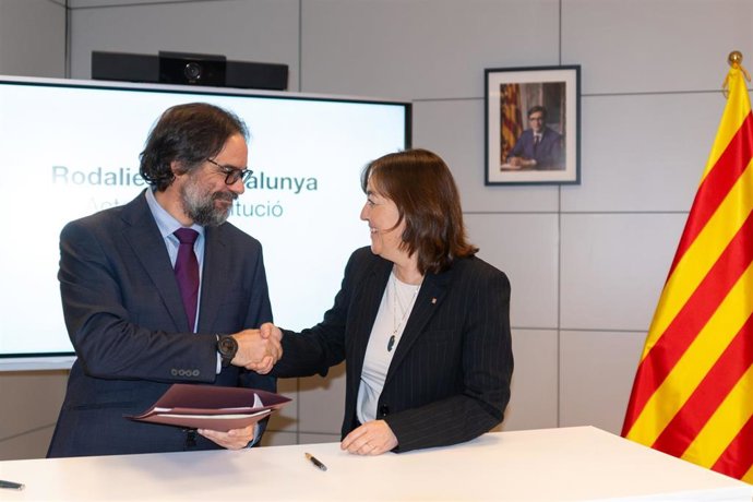 La consellera de Territorio, Sílvia Paneque, y el presidente de Renfe, Álvaro Fernández, durante la firma de la constitución de Rodalies de Catalunya