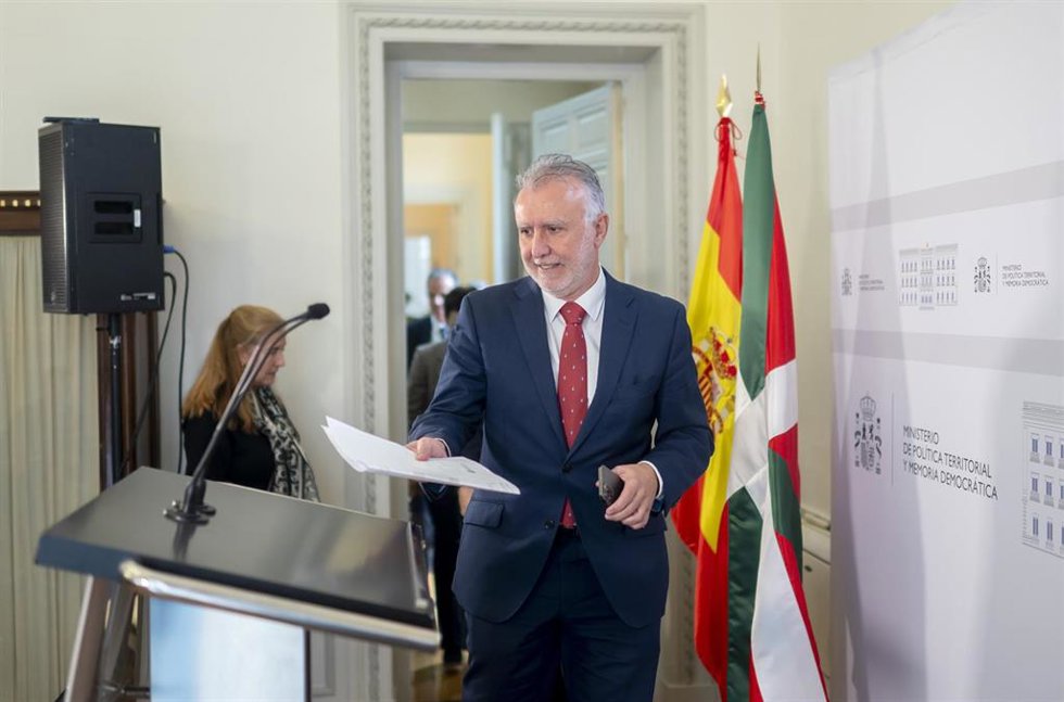 El ministro de Política Territorial y Memoria Democrática, Ángel Víctor Torres, durante la rueda de prensa posterior a la Comisión Mixta de Transferencias Administración del Estado-Comunidad Autónoma del País Vasco.