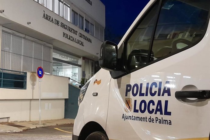 Archivo - Vehículo de la Policía Local de Palma.