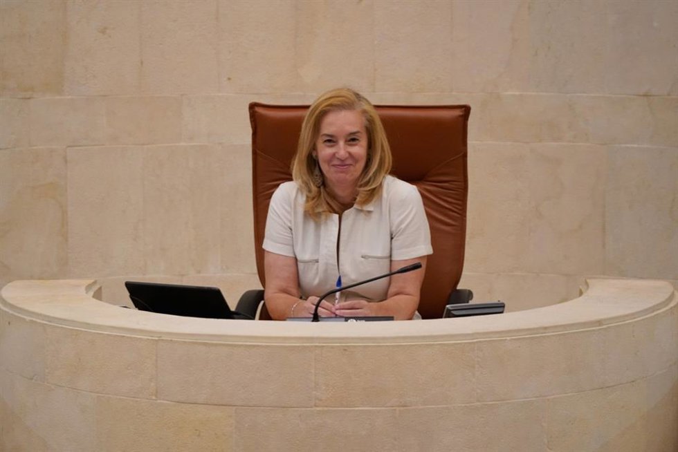 Archivo - La presidenta del Parlamento de Cantabria, María José González Revuelta