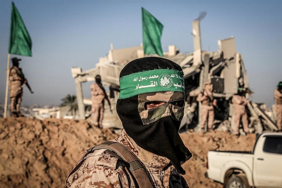 Archivo - Combatientes de la Yihad Islámica y de las brigadas Ezz al-Din Al-Qassam, el brazo armado de Hamás, permanecen de pie durante la entrega de tres rehenes israelíes a representantes de la Cruz Roja en la ciudad de Jan Yunis, al sur de la Franja 