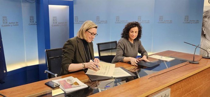 La vicepresidenta del Gobierno autonómico y consejera de Familia e Igualdad de Oportunidades, Isabel Blanco, firma un protocolo con la presidenta del Consejo de Colegios Profesionales de Farmacéuticos de Castilla y León (Concyl), María Engracia Pérez