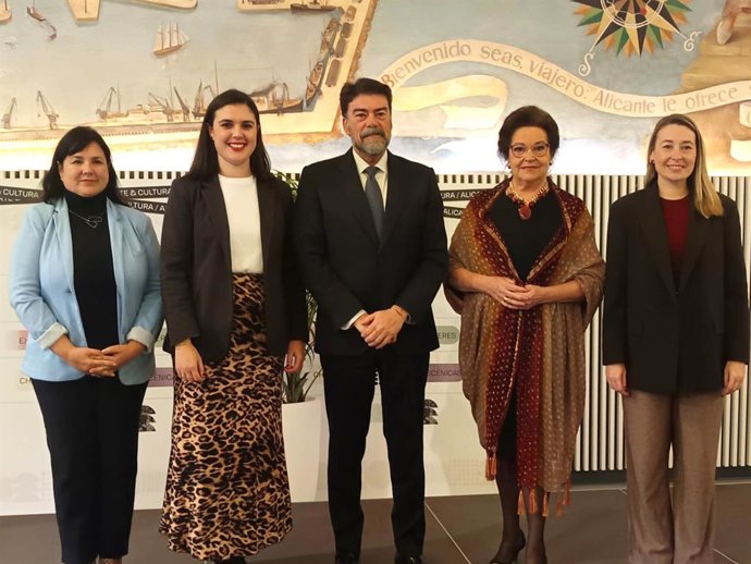 Inauguración de la exposición 'Alicante en el alma' en el Espacio Séneca