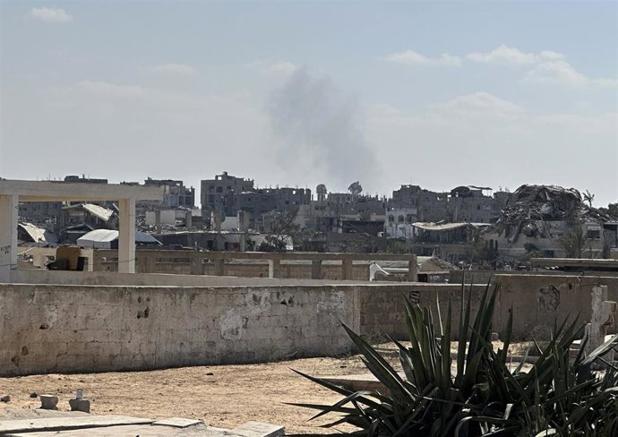 Archivo - Columna de humo en Rafá tras un bombardeo de Israel en octubre de 2025, días después de la entrada en vigor de un alto el fuego con Hamás en la Franja de Gaza (archivo)