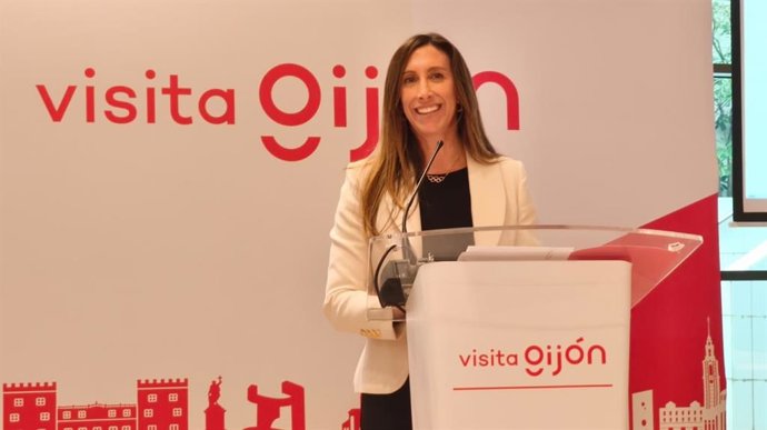 La vicealcaldesa de Gijón y concejala de Economía, Empleo, Turismo e Innovación, Ángela Pumariega, presenta el nuevo Plan Estratégico de Turismo 2025-2035.