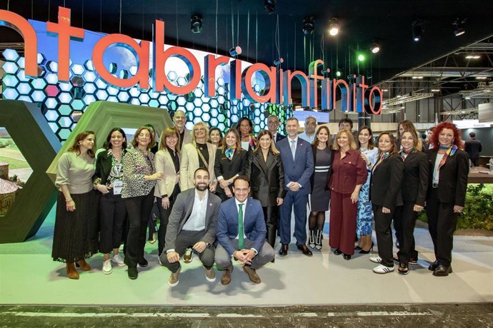 Archivo - Representantes cántabros en el stand de Fitur en 2025