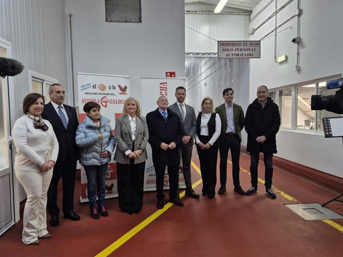 La consejera de Industria, Comercio y Empleo, Leticia García, junto a miembros de la empresa Avícola Galocha y autoridades, durante su visita.