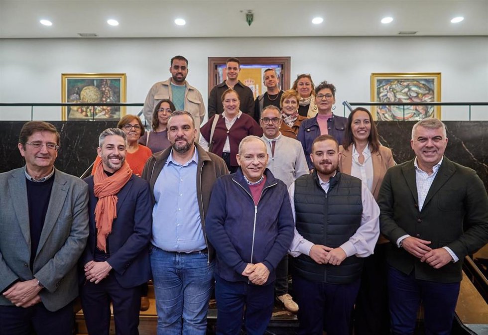 El consejero de Formación y Empleo del Cabildo de Tenerife, Efraín Medina (c), en la presentación de plan formativo de artesanía