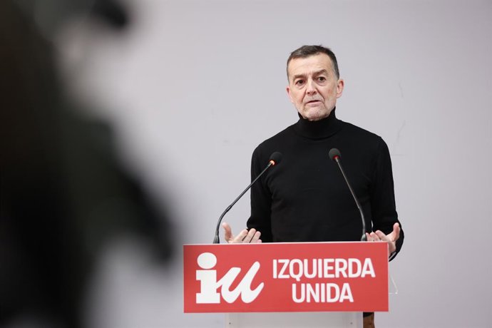 O coordenador federal da Izquierda Unida e candidato do Por Andalucía à presidência da Junta de Andalucía, Antonio Maíllo, intervém durante a coletiva de imprensa. Em 12 de janeiro de 2026, em Sevilha (Andaluzia, Espanha).