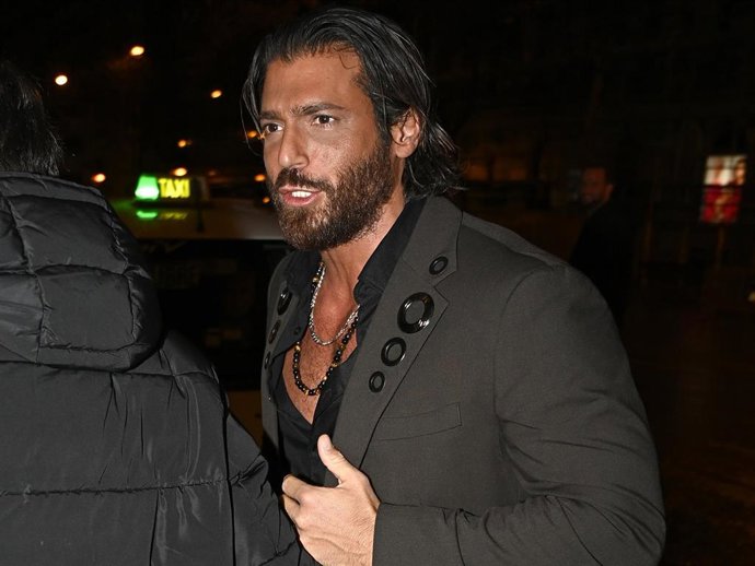 Can Yaman llega a su hotel en Madrid