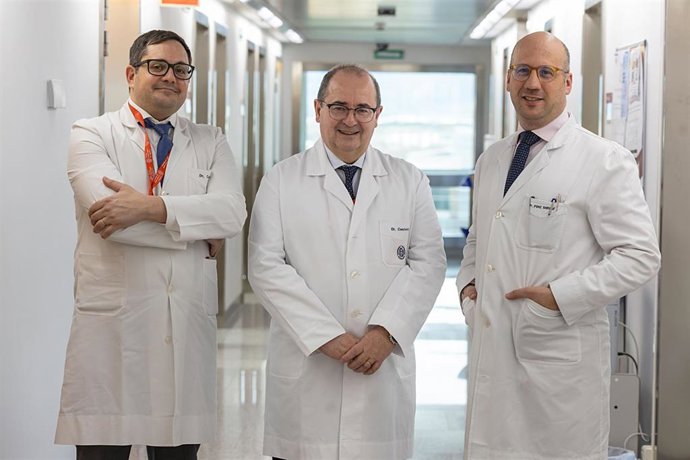 De izquierda a derecha, los doctores Diego Candelmi, Carlos Centeno y Mariano Ponz-Sarvisé.