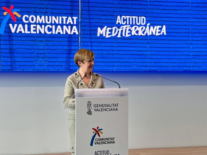 La consellera de Industria, Turismo, Innovación y Comercio, Marián Cano, presenta el stand de Fitur