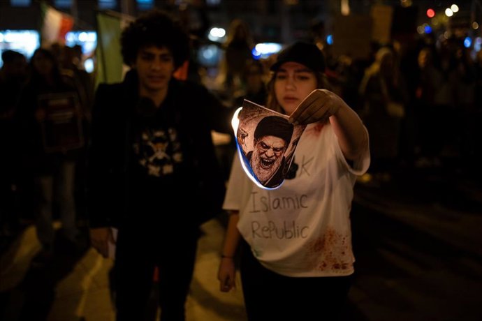 Un grupo de personas durante la concentración del movimiento ‘Mujer, Vida, Libertad’ en Barcelona.