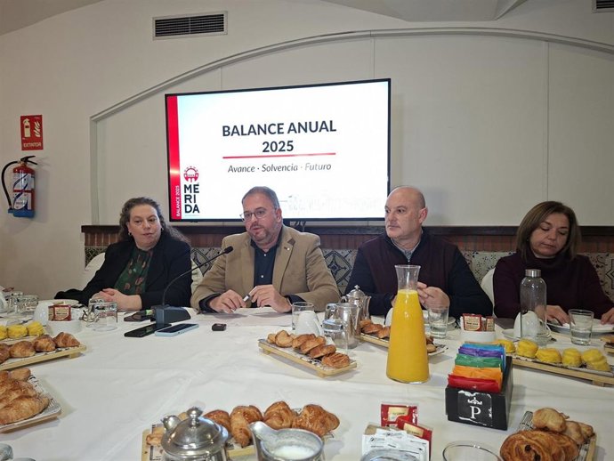 El alcalde de Mérida, Antonio Rodríguez Osuna, en el balance de gestión municipal de 2025, junto a otros integrantes de su equipo de gobierno