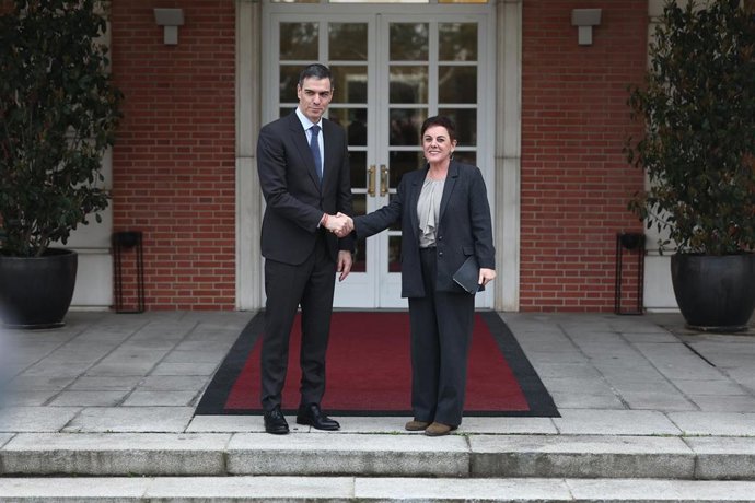 Archivo - El presidente del Gobierno, Pedro Sánchez, recibe a la portavoz de EH Bildu en el Congreso, Mertxe Aizpurua, en el Palacio de la Moncloa, a 13 de marzo de 2025, en Madrid (España).