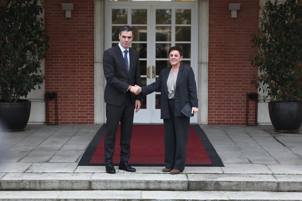 Archivo - El presidente del Gobierno, Pedro Sánchez, recibe a la portavoz de EH Bildu en el Congreso, Mertxe Aizpurua, en el Palacio de la Moncloa, a 13 de marzo de 2025, en Madrid (España).