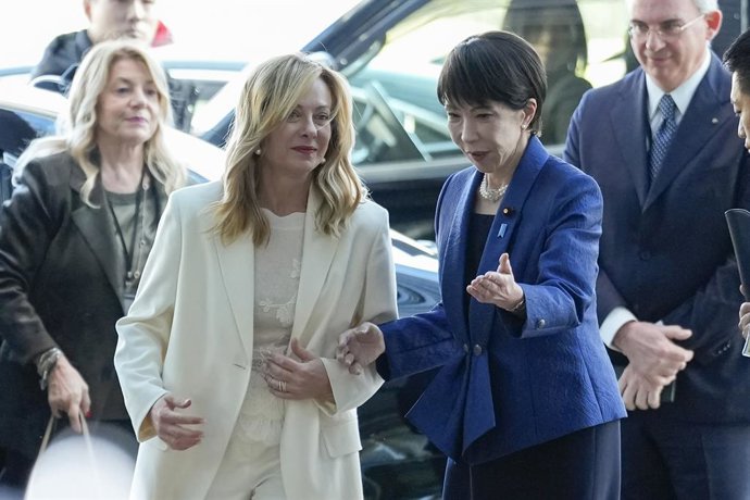 A primeira-ministra da Itália, Giorgia Meloni, ao lado de sua homóloga japonesa, Sanae Takaichi.