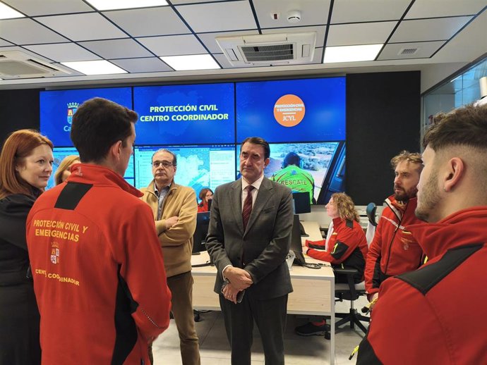 El consejero de Medio Ambiente, Vivienda y Ordenación del Territorio, Juan Carlos Suárez-Quiñones, en su visita al Centro Coordinador de Emergencias de Castilla y León.