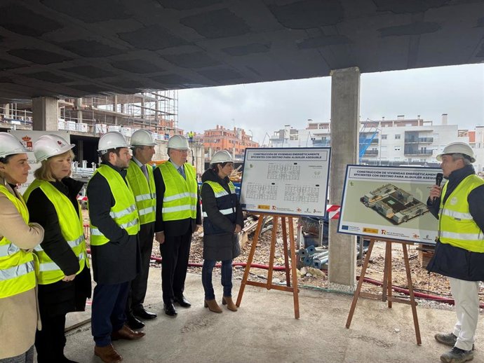 La ministra de Vivienda y Agenda Urbana, Isabel Rodríguez, visita las obras de construcción de una promoción de 159 viviendas asequibles en Illescas