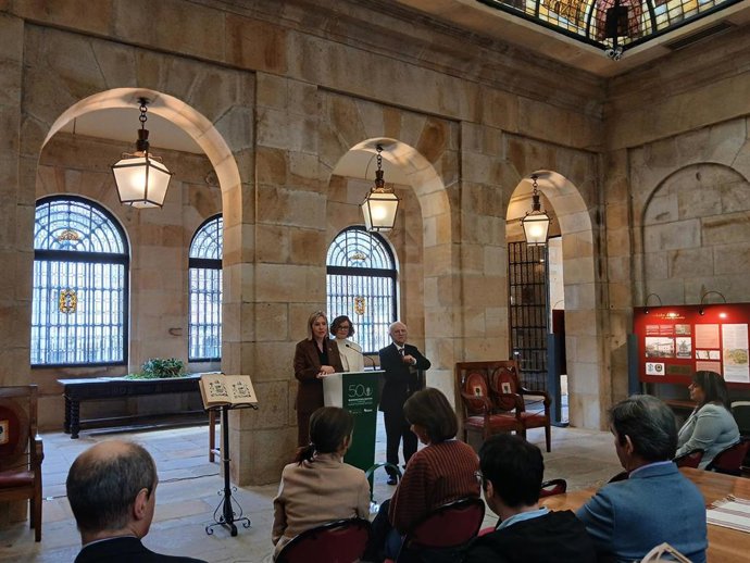 Presentación de los actos de conmemoración del quinto centenario del Fuero Nuevo de Bizkaia con la presencia de la presidenta de Juntas Generales de Bizkaia, Ana Otadui, la diputada general, Elixabete Etxanobe, y el historiador Gregorio Monreal.