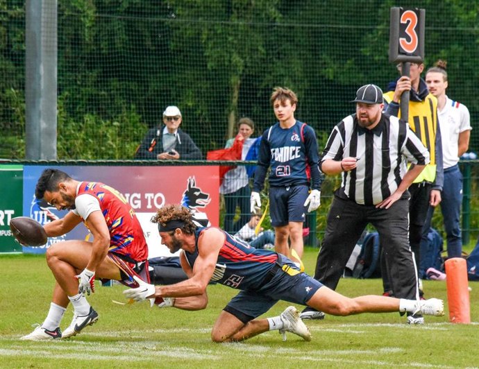 Archivo - Imagen de un partido de flag football en España