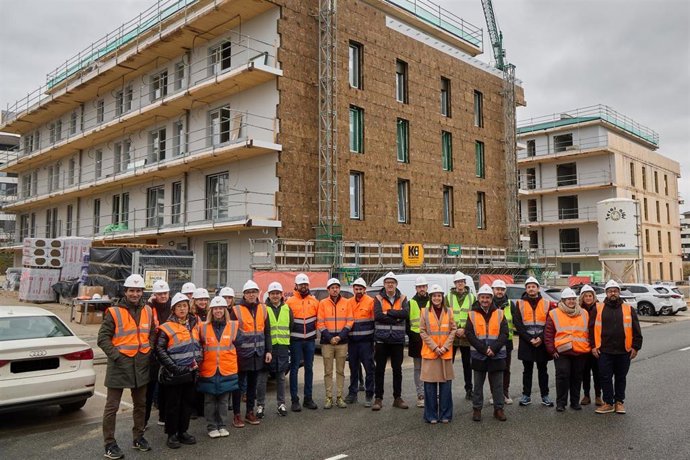 La vicepresidenta tercera y consejera de Vivienda, Juventud y Políticas Migratorias del Gobierno de Navarra, Begoña Alfaro, visita la nueva promoción de vivienda pública situada en la avenida Mugartea, números 24 y 25 de Mutilva.