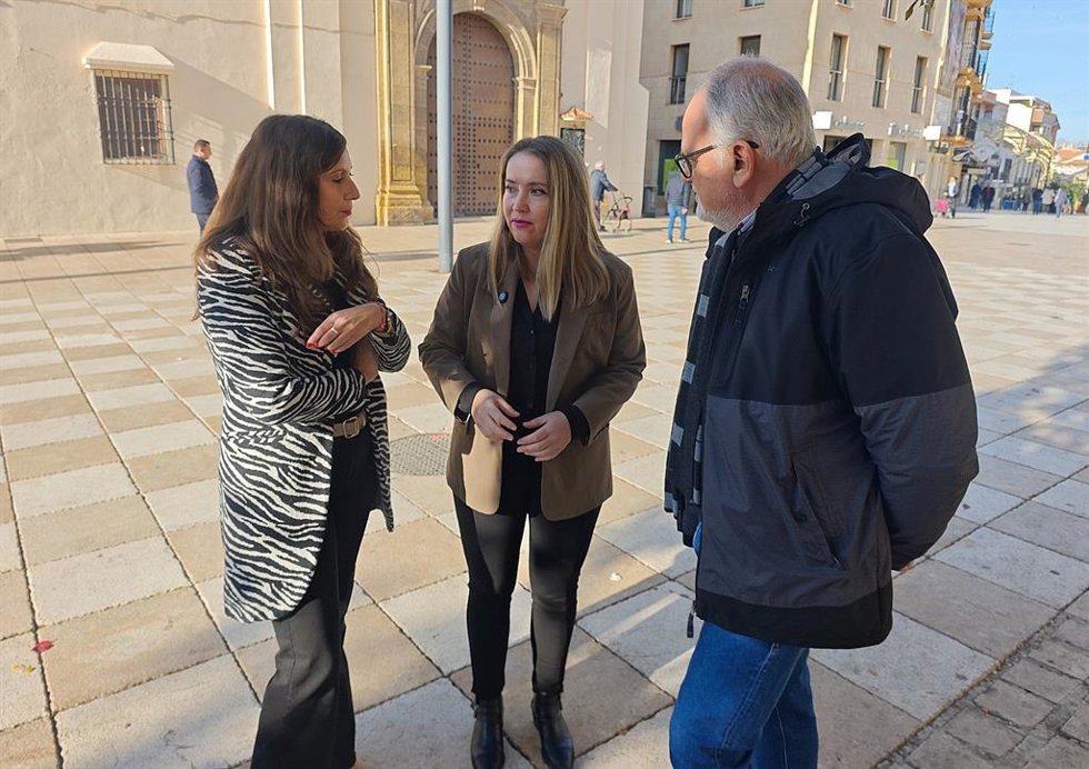 La parlamentaria andaluza del PSOE-A, Alicia Murillo, en rueda de prensa en Vélez-Málaga.
