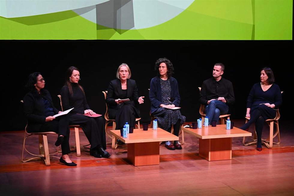 La directora del museo, Miren Arzallus, toma la palabra en la presentación ante los medios del programa para este año, acompañada del equipo curatorial