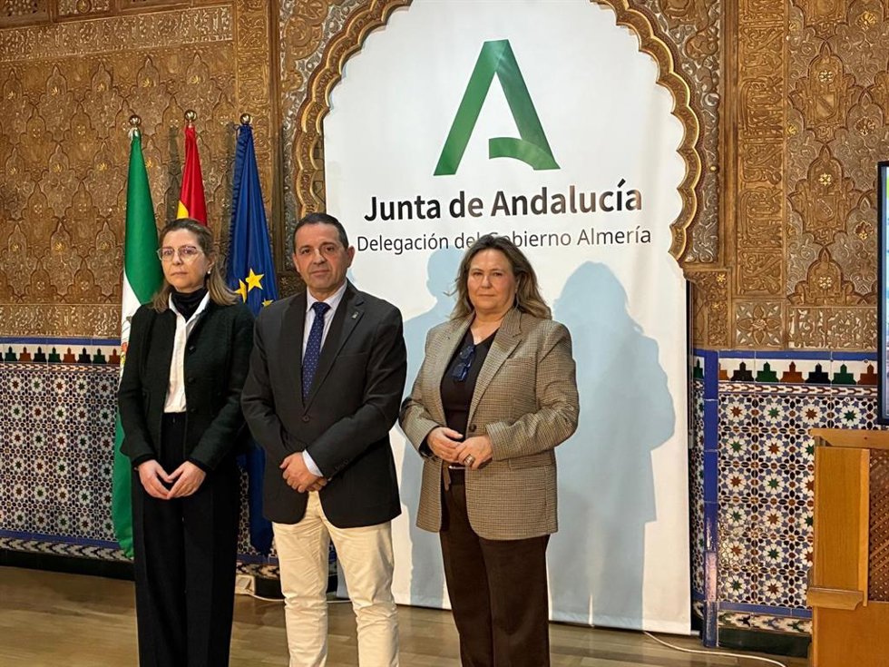 La secretaria general de Asempal, Encarnación Gil, el delegado territorial de Industria en Almería, Guillermo Casquet, y la directora general de la Cámara de Comercio de Almería, María Dolores Garcés.