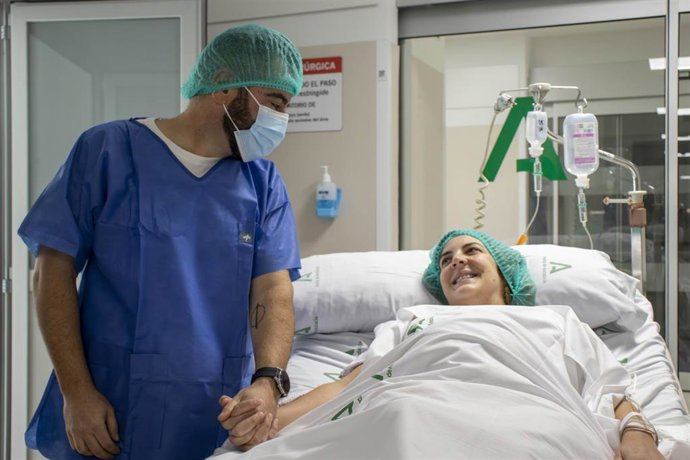 Archivo - Una pareja se mira antes de entrar en quirófano.