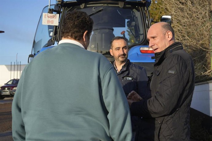 El portavoz del PP de Extremadura, José Ángel Sánchez Juliá, durante su participación en la tractorada convocada por organizaciones agrarias este viernes en la región para rechazar la nueva reforma de la PAC y el acuerdo de Mercosur