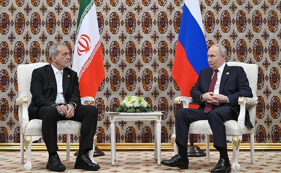 Archivo - El presidente de Irán, Masud Pezeshkian, y el presidente de Rusia, Vladimir Putin 