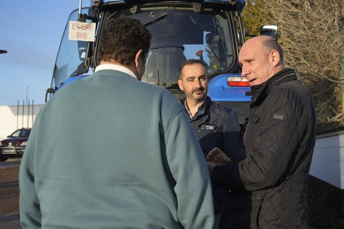 El portavoz del PP de Extremadura, José Ángel Sánchez Juliá, durante su participación en la tractorada convocada por organizaciones agrarias este viernes en la región para rechazar la nueva reforma de la PAC y el acuerdo de Mercosur