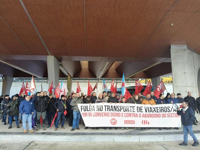 Trabajadores del transporte de viajeros de A Coruña se movilizan en Santiago