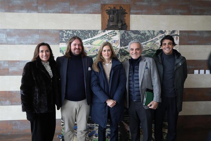 La ministra para la Transición Ecológica y el Retro Demográfico, Sara Aagesen (centro) y el CEO de Reolum, Yann Dumont (a su izquierda), en el Polígono Industrial de La Robla (León).