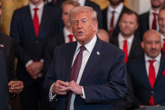 15 January 2026, US, Washington: USA President Donald Trump speaks to the crowd as he puts on the first of two Stanley Cup Championship rings gifted to him by the Florida Panthers. Photo: Joey Sussman/ZUMA Press Wire/dpa