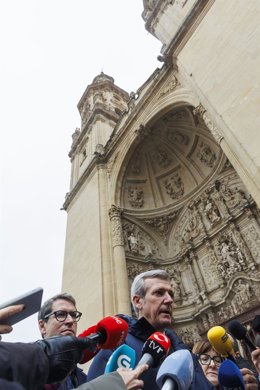 El presidente de la Xunta de Galicia, Alfonso Rueda, atiende a los medios en Logroño