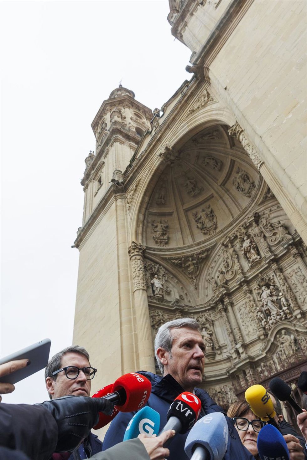 El presidente de la Xunta de Galicia, Alfonso Rueda, atiende a los medios en Logroño