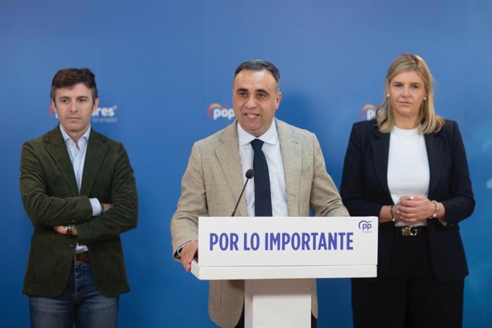 El presidente del PP de Granada, Francis Rodríguez, en rueda de prensa con motivo del inicio del año.