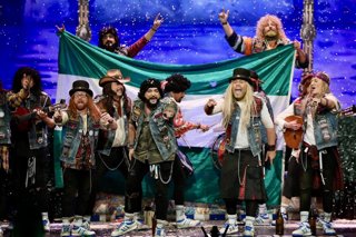 Archivo - La chirigota de Kike Remolino durante la final del COAC de Cádiz en el Gran Teatro Falla, a 28 de febrero de 2025 en Cádiz (Andalucía, España).   ARCHIVO.