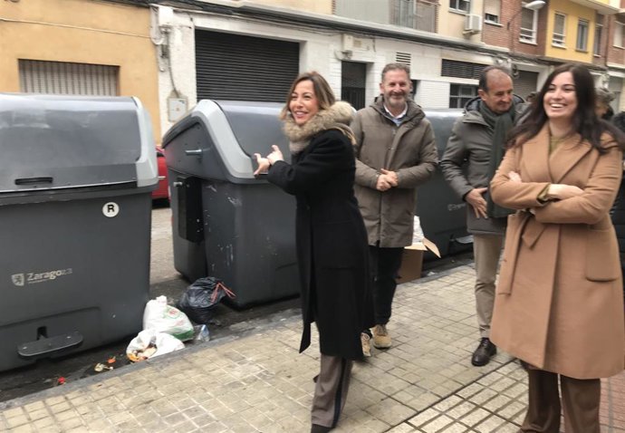 La alcaldesa de Zaragoza, Natalia Chueca, en Delicias para explicar la nueva campaña especial de limpieza y vigilancia para cumplir la ordenanza