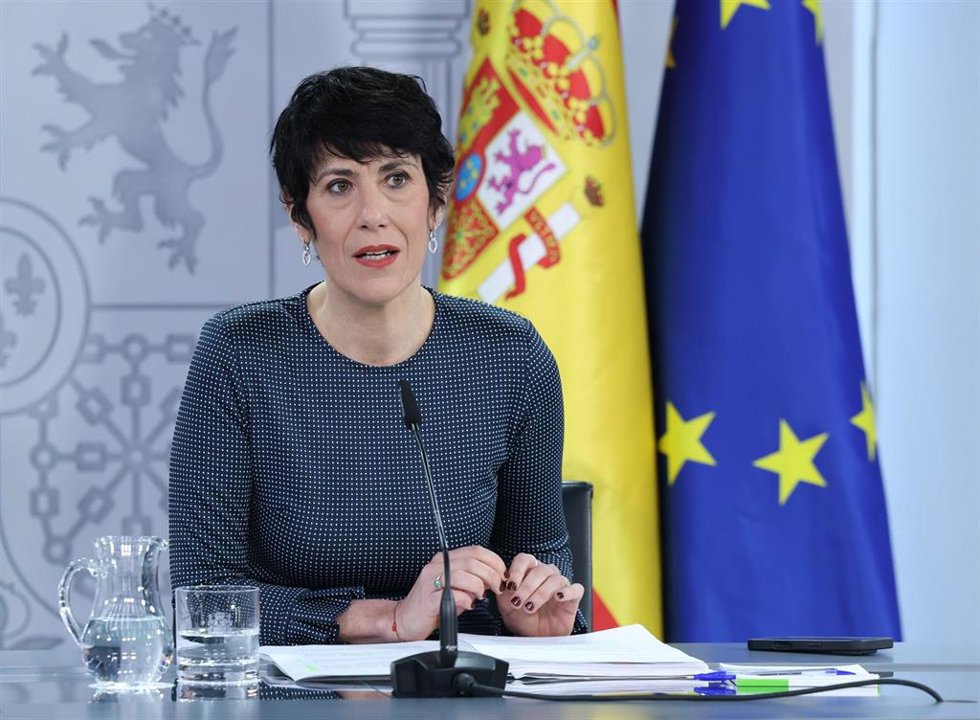 La ministra de Seguridad Social, Inclusión y Migraciones, y Portavoz del Gobierno, Elma Saiz, durante una rueda de prensa tras el Consejo de Ministros, a 13 de enero de 2026, en Madrid (España).