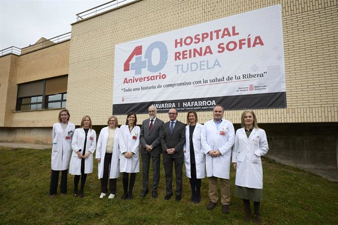 El consejero de Salud, Fernando Domínguez, junto al director gerente del SNS-O, Jon Guajardo, y la gerente del Área de Salud de Tudela, Ana Campillo, y personal del centro, en la presentación del 40º aniversario del Hospital Reina Sofía de Tudela.