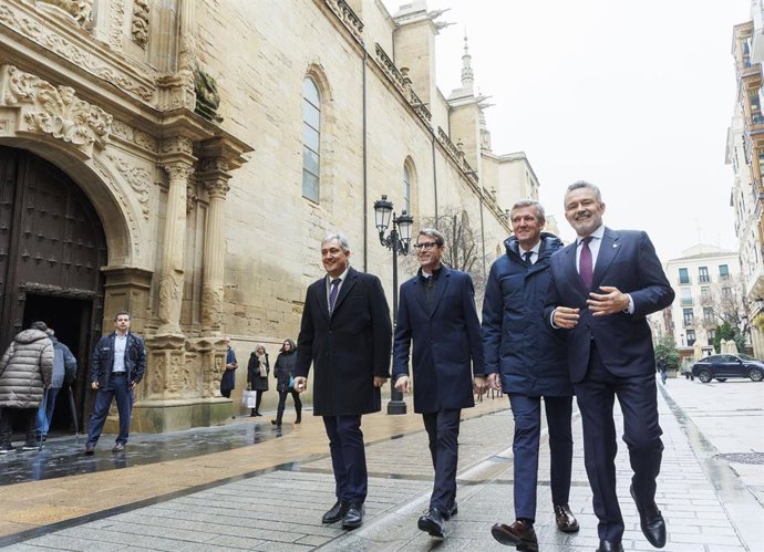El consejero de Cultura, José Luis Pérez Pastor, el presidente del Gobierno riojano, Gonzalo Capellán, el presidente de la Xunta de Galicia, Alfonso Rueda, y el alcalde de Logroño, Conrado Escobar, acuden a un acto en Logroño