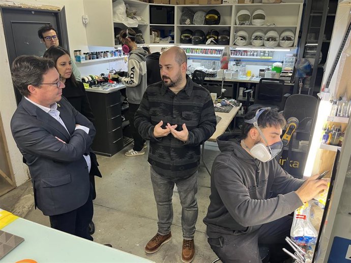 El consejero de Economía, Guillermo Santamaría, visita Dave Design.