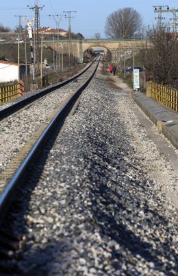 Archivo - Vista de las vías del tren.