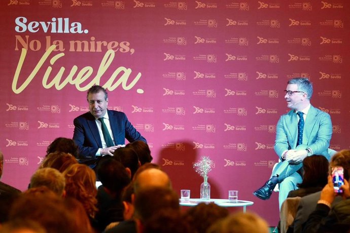 El presidente de la Diputación (i), junto al vicepresidente de Prodetur, en el acto de presentación de la oferta de la provincia en Fitur, celebrado en Las Setas de la Encarnación.