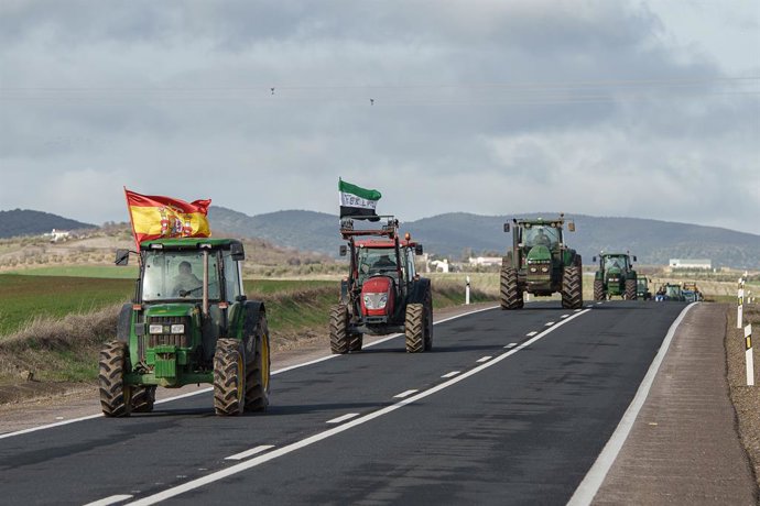 Varios tractores circulan por la N-403 dirección Zafra durante una concentración, a 16 de enero de 2026, en Badajoz, Extremadura (España). Los agricultores extremeños han salido a las calles con sus tractores para defender el sector frente los recortes de