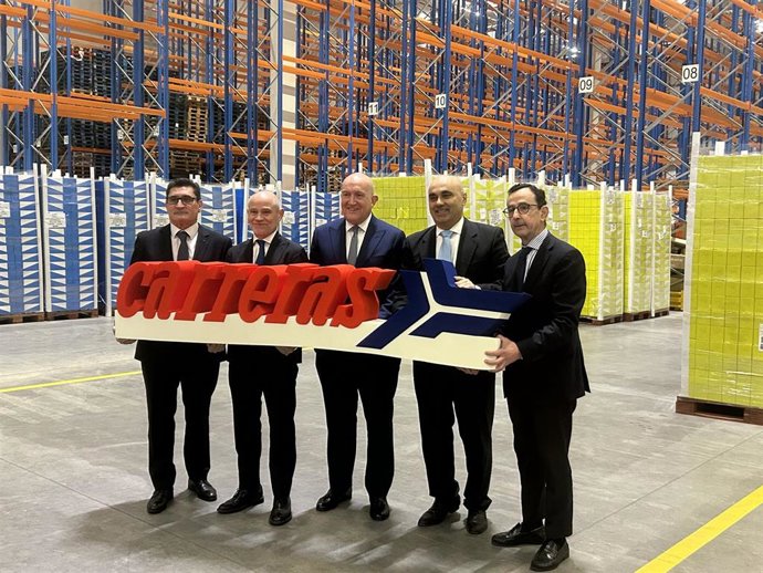 El alcalde de Valladolid, Jesús Julio Carnero (en el centro), junto al presidente de la Cámara de Valladolid y representantes de Carreras Grupo Logístico.