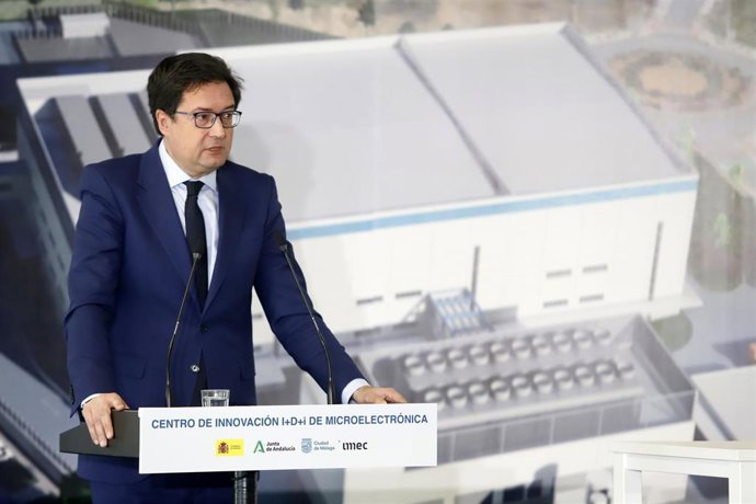 Archivo - El ministro para la Transformación Digital y de la Función Pública, Óscar López, en la firma de un convenio entre la Junta y la Sociedad Española para la Transformación Tecnológica (SETT EPE) para el desarrollo del IMEC en Málaga en una imagen d
